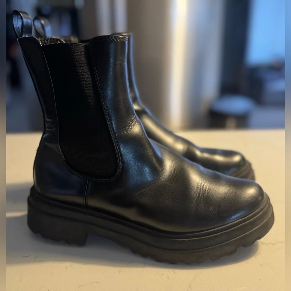 Black Ankle Boots Stylish Chic With Chunky Heel size 7.5